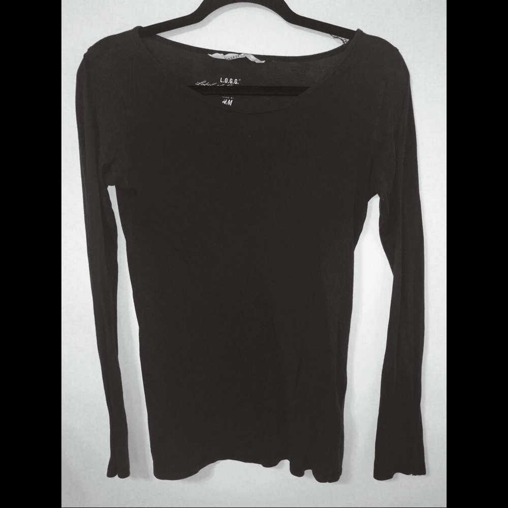 grey long sleeve shirt